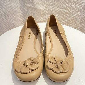 Prada beige leather flats with flower detail